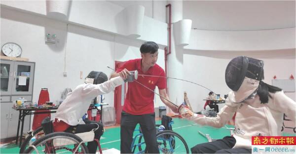 龙杰正在指导队员训练。