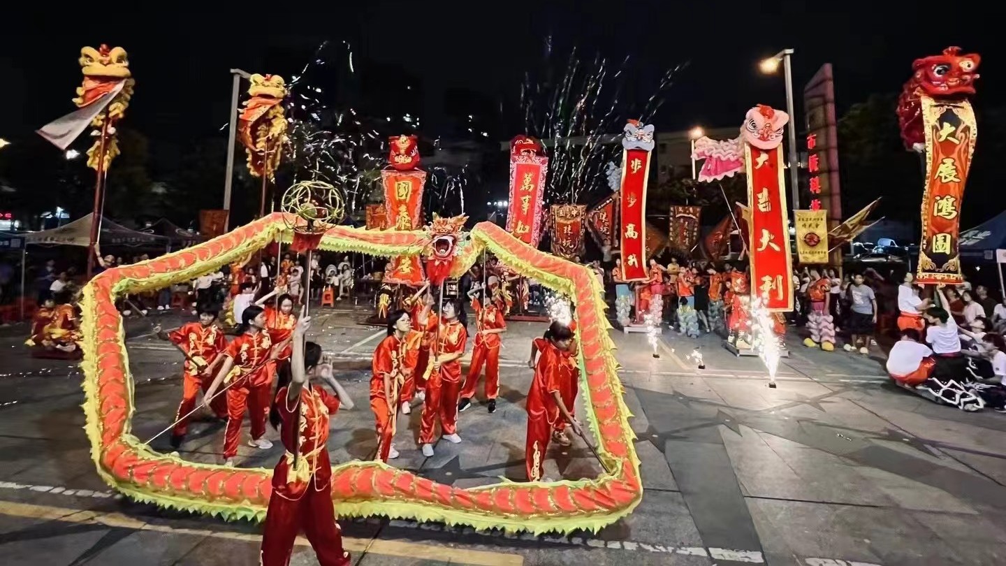 Where to view chrysanthemums, dragon and lion dances in Guangzhou