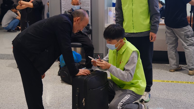 加开列车、清理冰雪、增开退改签窗口……广铁集团全力应对雨雪冰冻天气