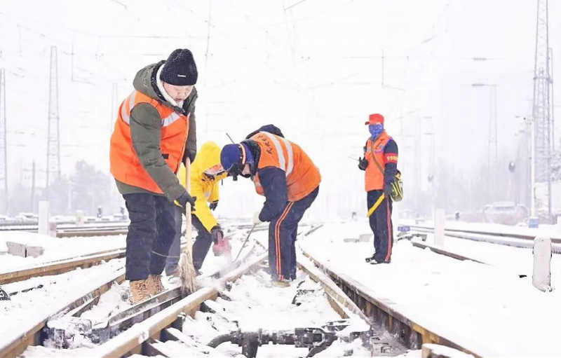 人工除冰雪。来源：国家铁路局官网