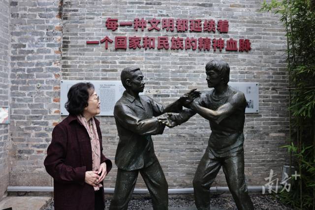 张素久在广州参观李小龙祖居。