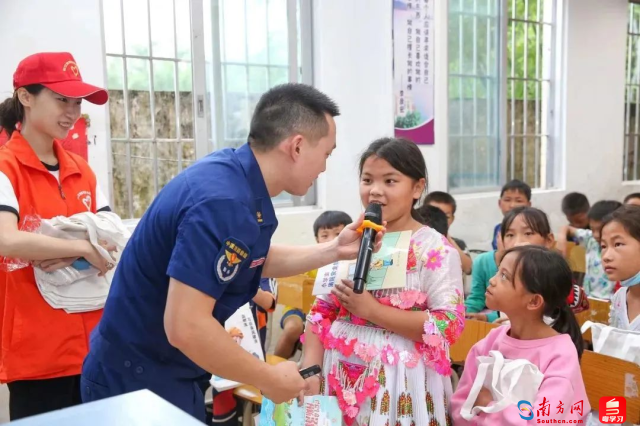 阳江消防志愿者通过寓教于乐的方式向学生普及消防安全知识