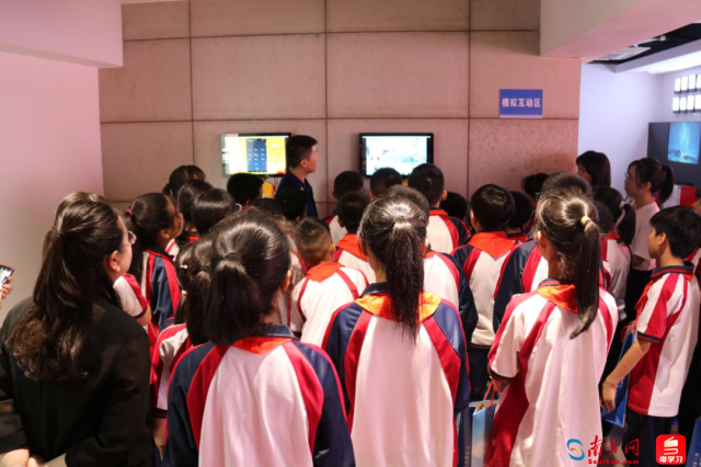 揭阳师生在消防科普体验馆体学习逃生安全知识
