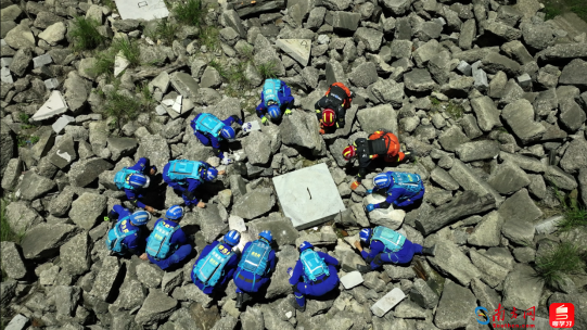 江门消防联合蓝天救援队开展地震救援实战演练