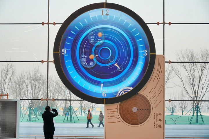 旅客在京雄城际铁路雄安站内拍摄“千年轮”（2020年12月27日摄）。新华社记者 牟宇 摄