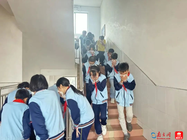 云浮消防开展校园消防疏散演练活动