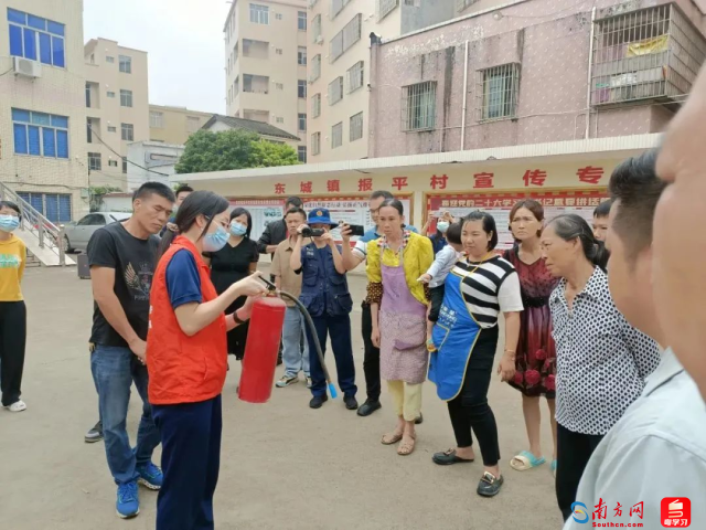 阳江消防志愿者通过室外实操的方式，向村民讲解灭火器正确使用方法