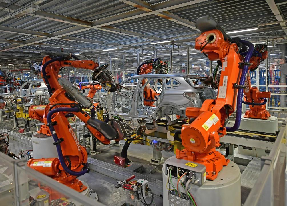 2022年2月16日，在华晨宝马沈阳铁西工厂车身车间，机器臂在焊接车身。