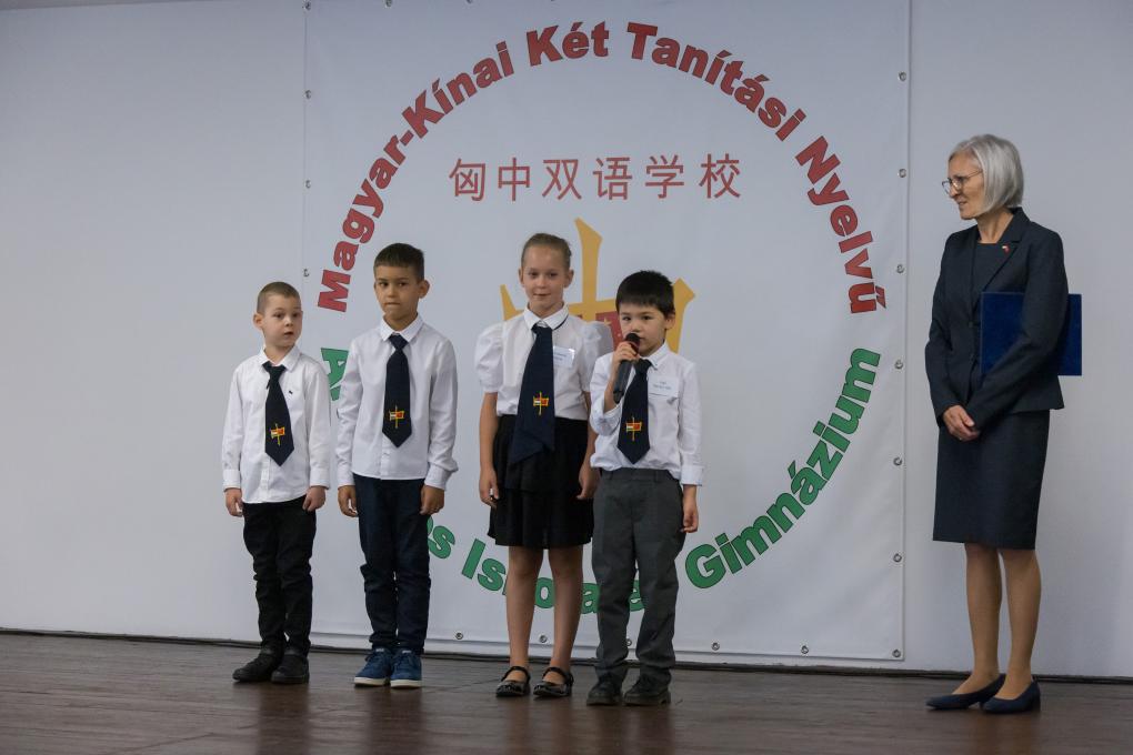 2022年9月1日，在匈牙利首都布达佩斯，学生们参加匈中双语学校新学年开学典礼。