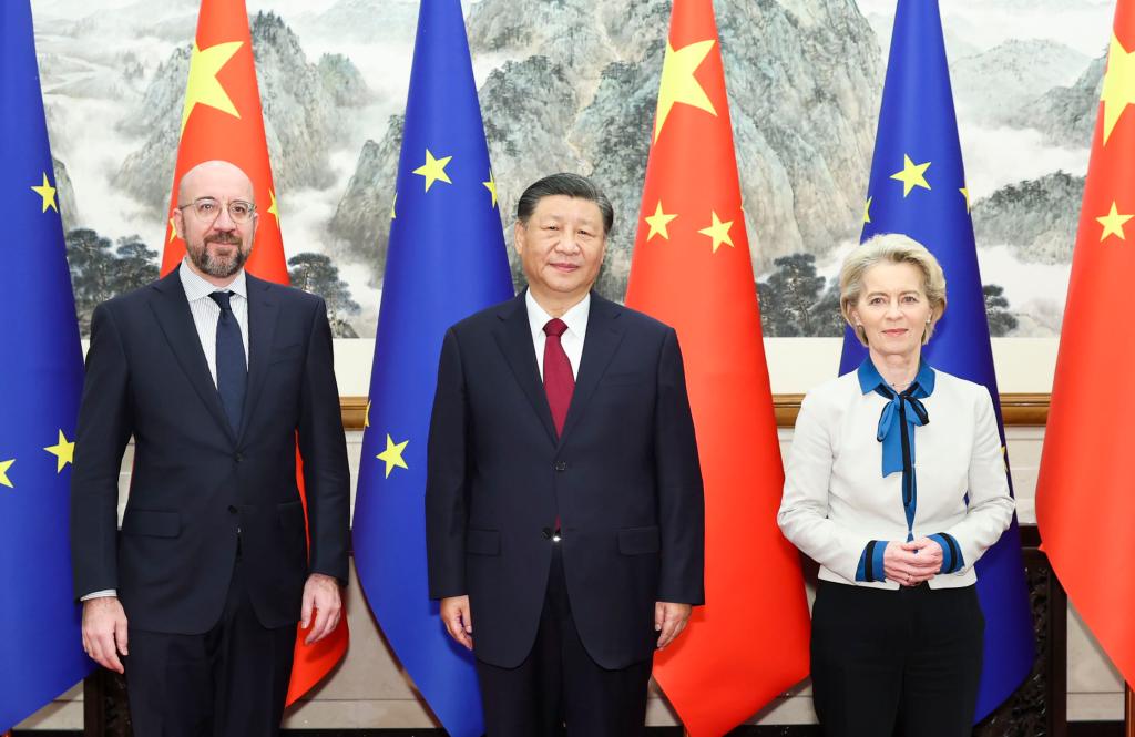 12月7日，国家主席习近平在北京钓鱼台国宾馆会见来华举行第二十四次中国－欧盟领导人会晤的欧洲理事会主席米歇尔和欧盟委员会主席冯德莱恩。