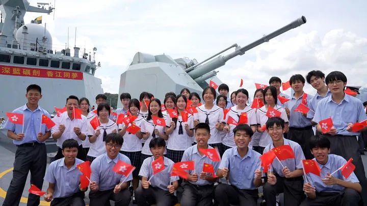 △2025年7月3日，中国海军山东舰航母编队抵达香港。香港中学生登上海军运城舰参观、留影。