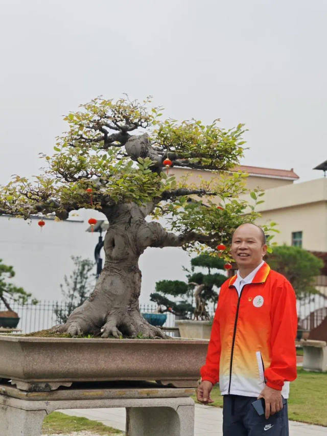 帶領(lǐng)瑞嶺村民走上盆景產(chǎn)業(yè)發(fā)展道路的“兵支書”姚標(biāo)民。