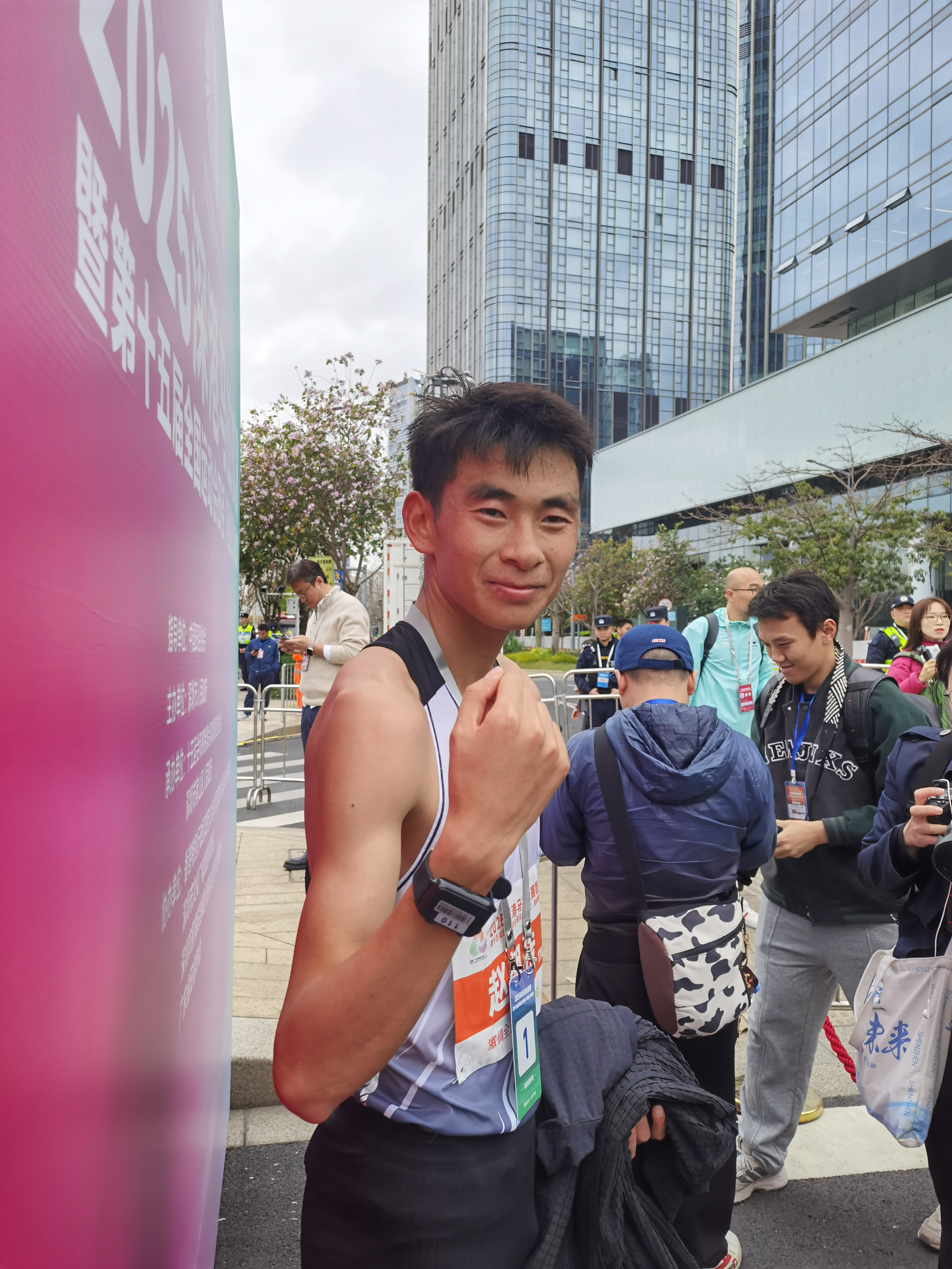 2025深港马拉松赛运动员佩戴智能手环。广东移动供图。