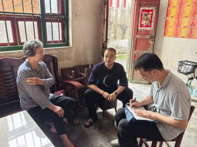 入戶了解村民生活急難愁盼問(wèn)題的“兵書記”黃遠(yuǎn)亮。