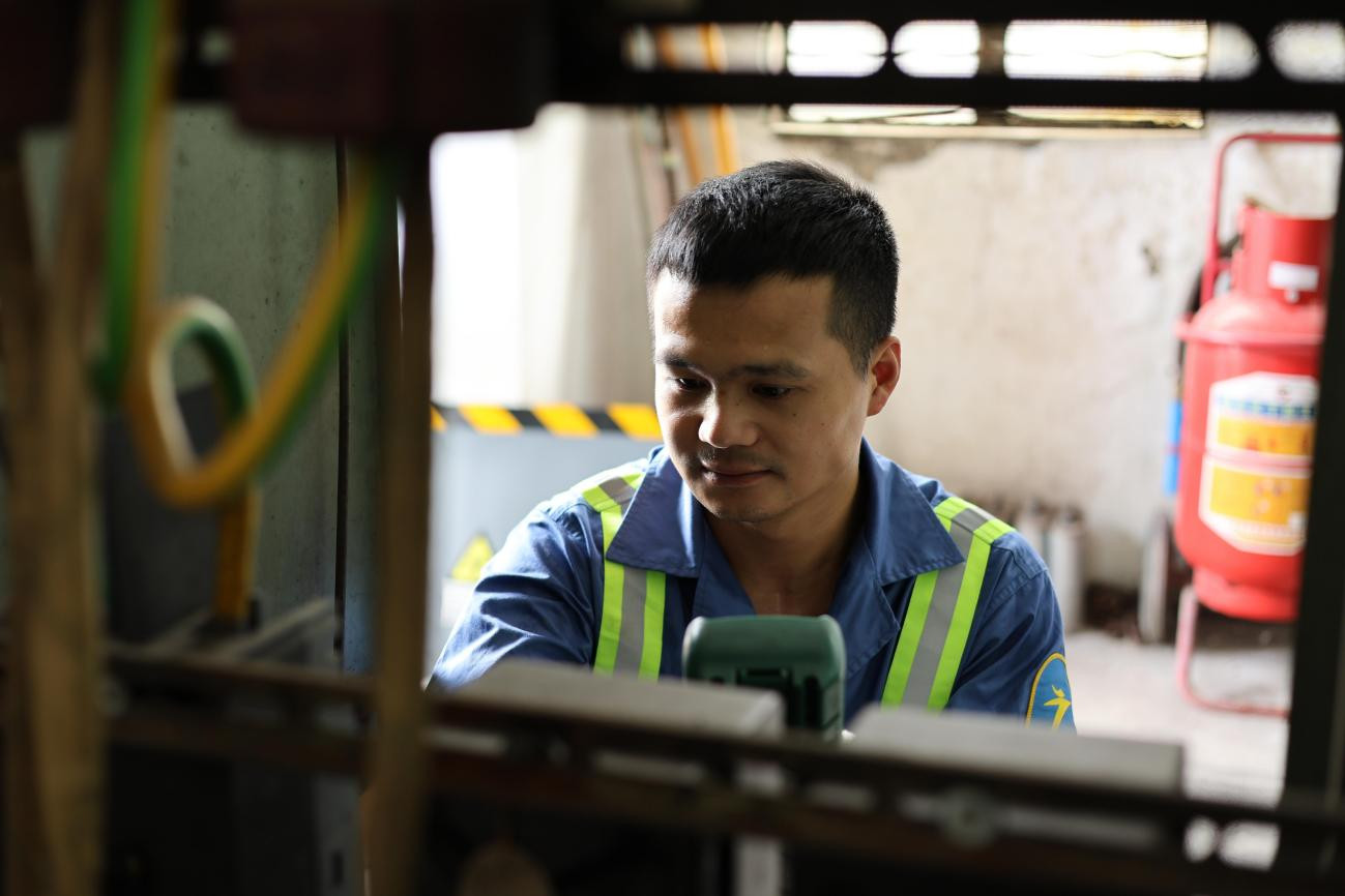 梁伙辉检查用电设备