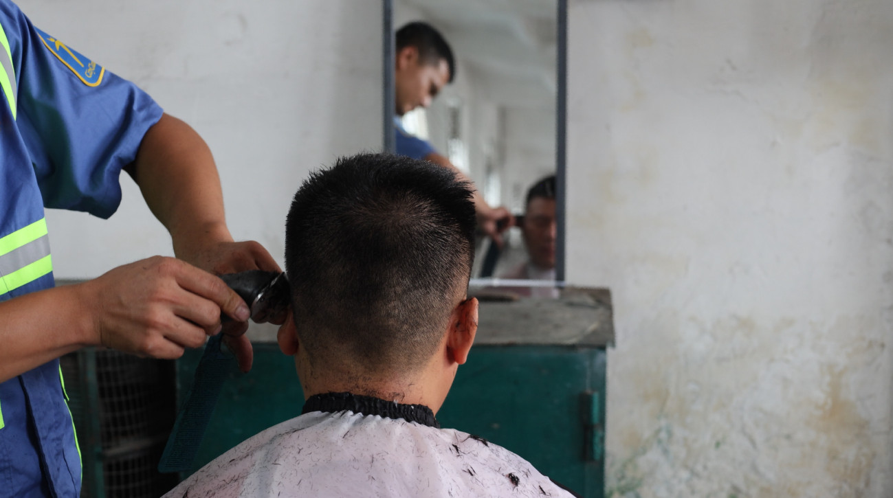 梁伙辉为工友义剪