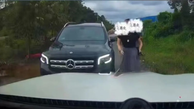 奔驰女司机亮证逼迫让路？警方通报：已成立工作组展开调查
