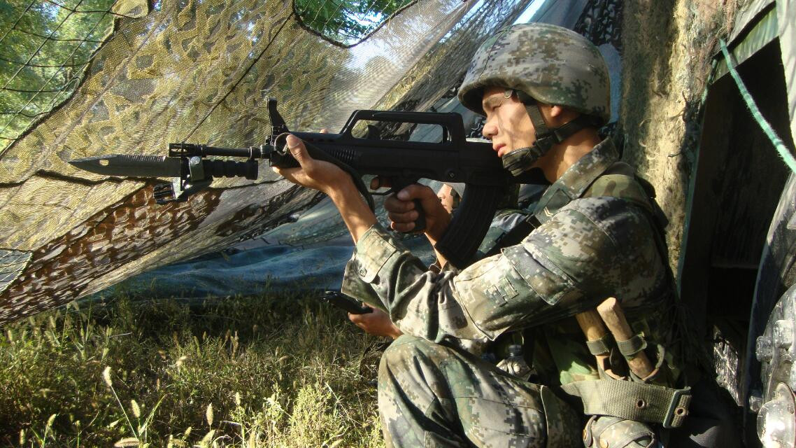 梁伙辉在军队的训练照