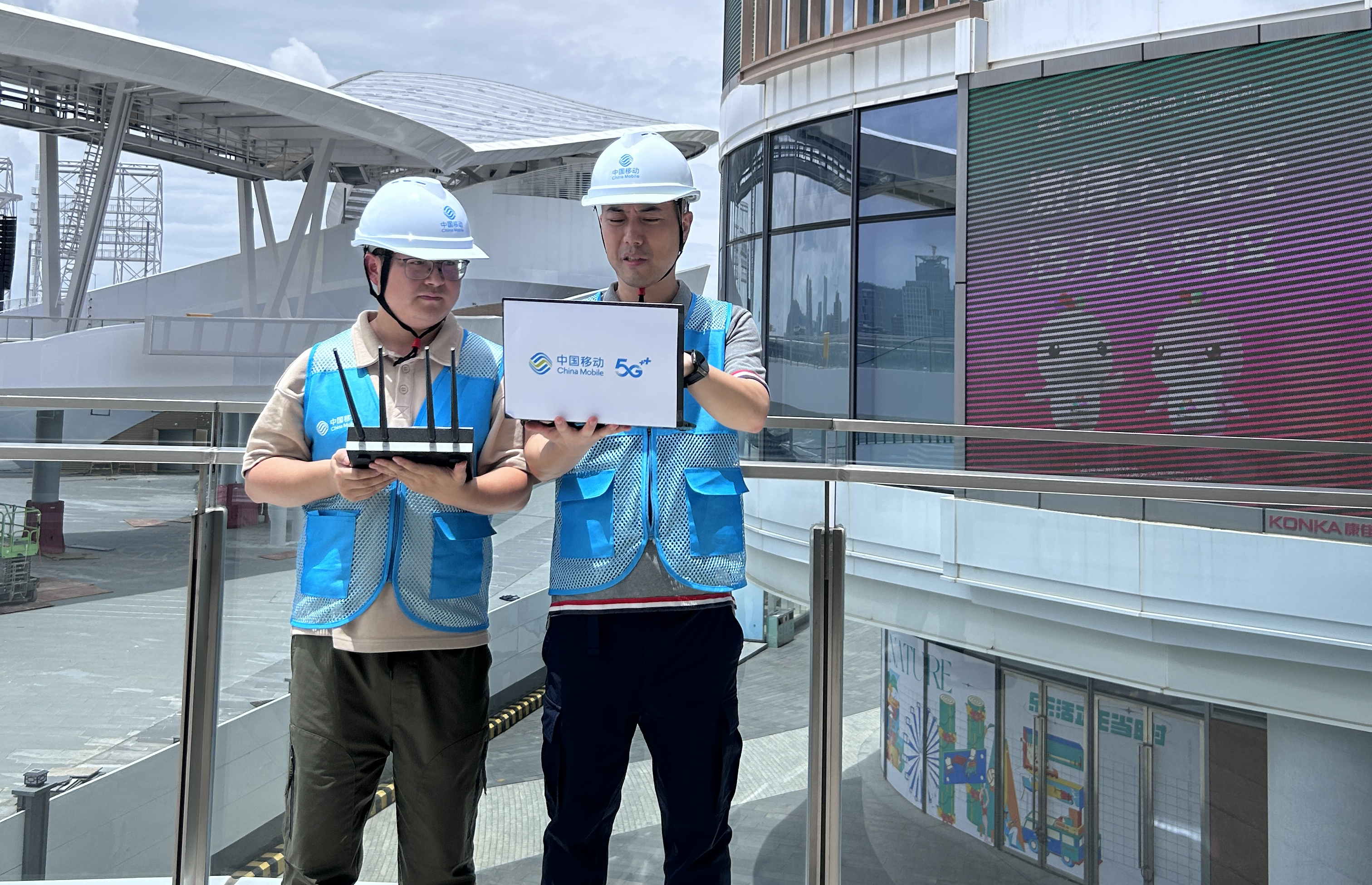 广东移动保障人员在十五运闭幕式举办场馆进行网络优化。广东移动供图。