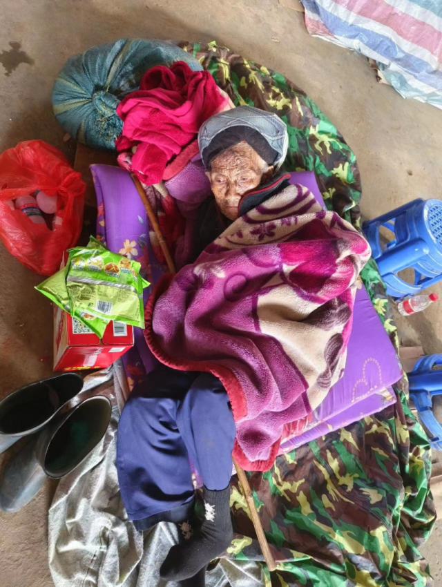 缅甸果敢125难民救助点内，很多缅甸老百姓只随身携带了少量行李。（受访者供图 / 图）