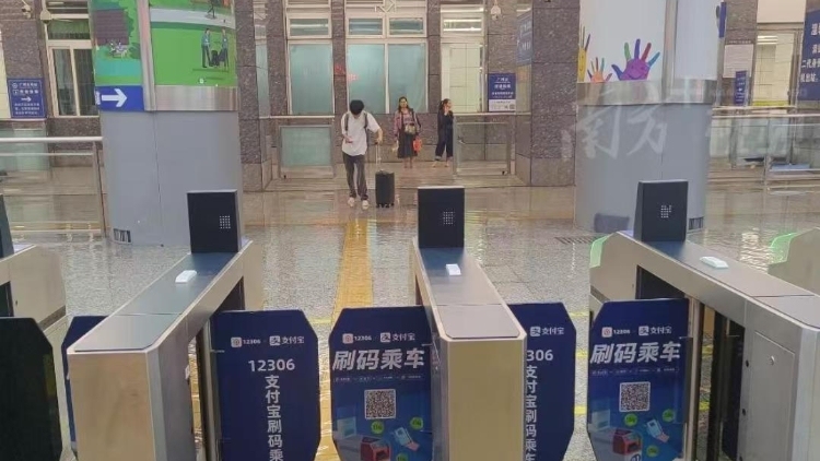 受暴雨影响，广州火车站出站广场积水，不少乘客鞋子湿透