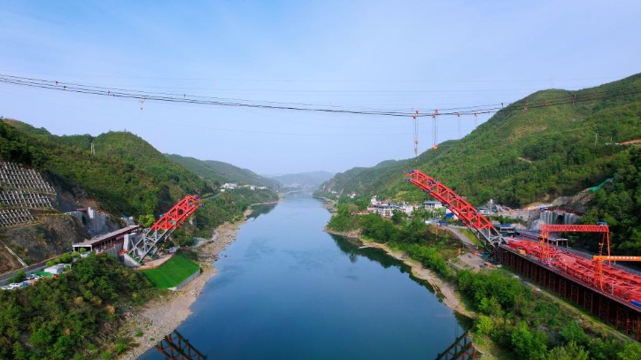 “五一”假期全国多地铁路重点工程建设持续推进