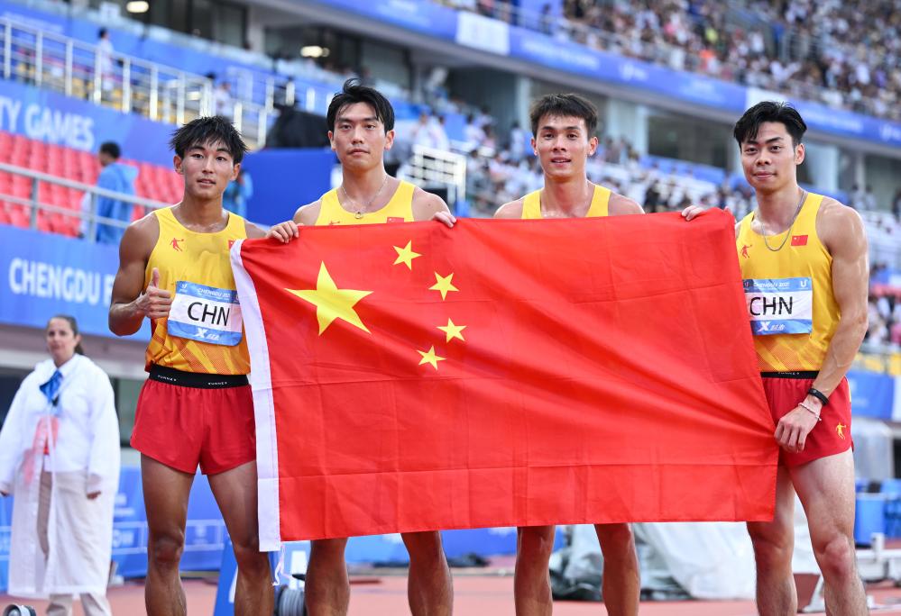 8月6日,中国队选手陈佳鹏、邓智舰、严海滨、陈冠锋(从左至右)在比赛后庆祝。新华社记者王曦摄