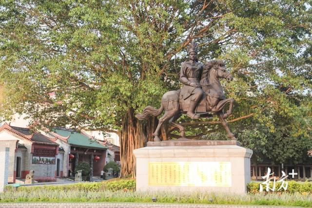 高州冼太庙广场上的冼夫人铜像。刘栋铭 摄
