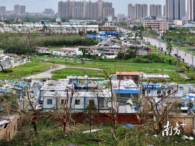 9月7日，台风过境后，湛江市徐闻县的道路上有不少厂房、路牌、电线杆被大风摧毁。