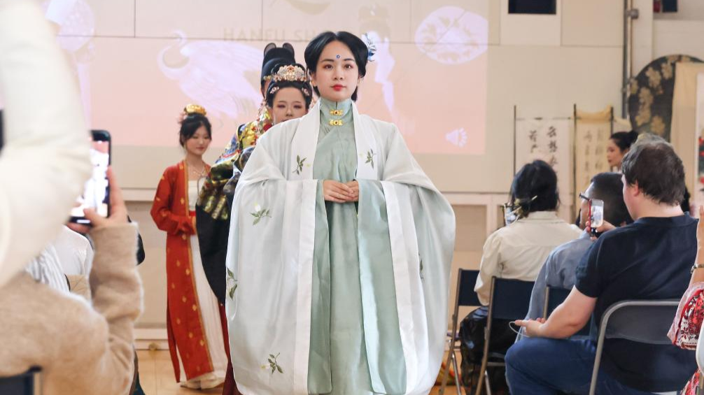 Hanfu display event held in London to celebrate upcoming Mid-Autumn Festival