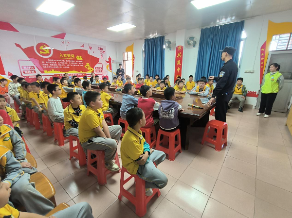 新会区大泽镇开展反邪教宣传入校园活动1.jpg