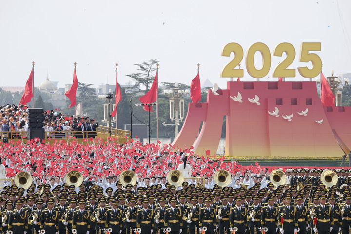2025年9月3日，纪念中国人民抗日战争暨世界反法西斯战争胜利80周年大会在北京隆重举行。这是中国人民解放军联合军乐团和合唱团。新华社记者 杨磊 摄