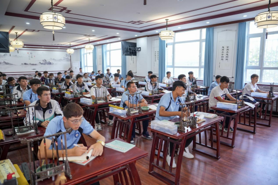 喀什技师学院马克思主义学院书法课堂。图源:南方日报