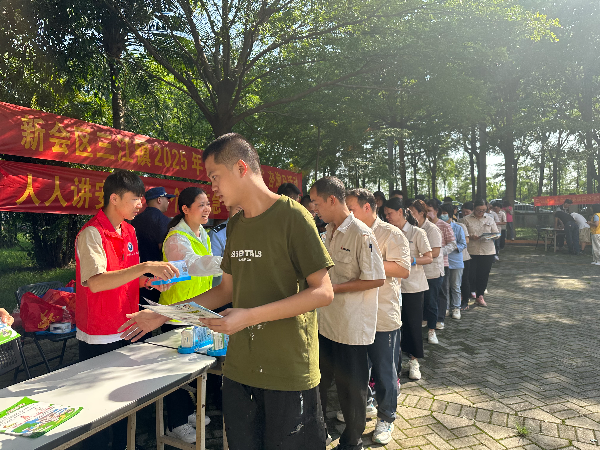 新会区三江镇开展反邪教宣传入厂企活动2.jpg