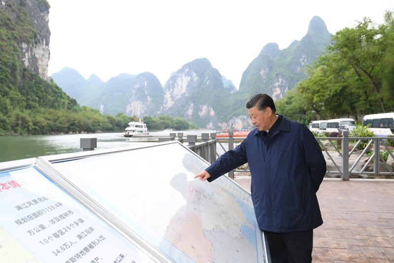 2021年4月25日，习近平总书记在广西桂林市阳朔县漓江杨堤码头，了解漓江流域综合治理、生态保护等情况。
