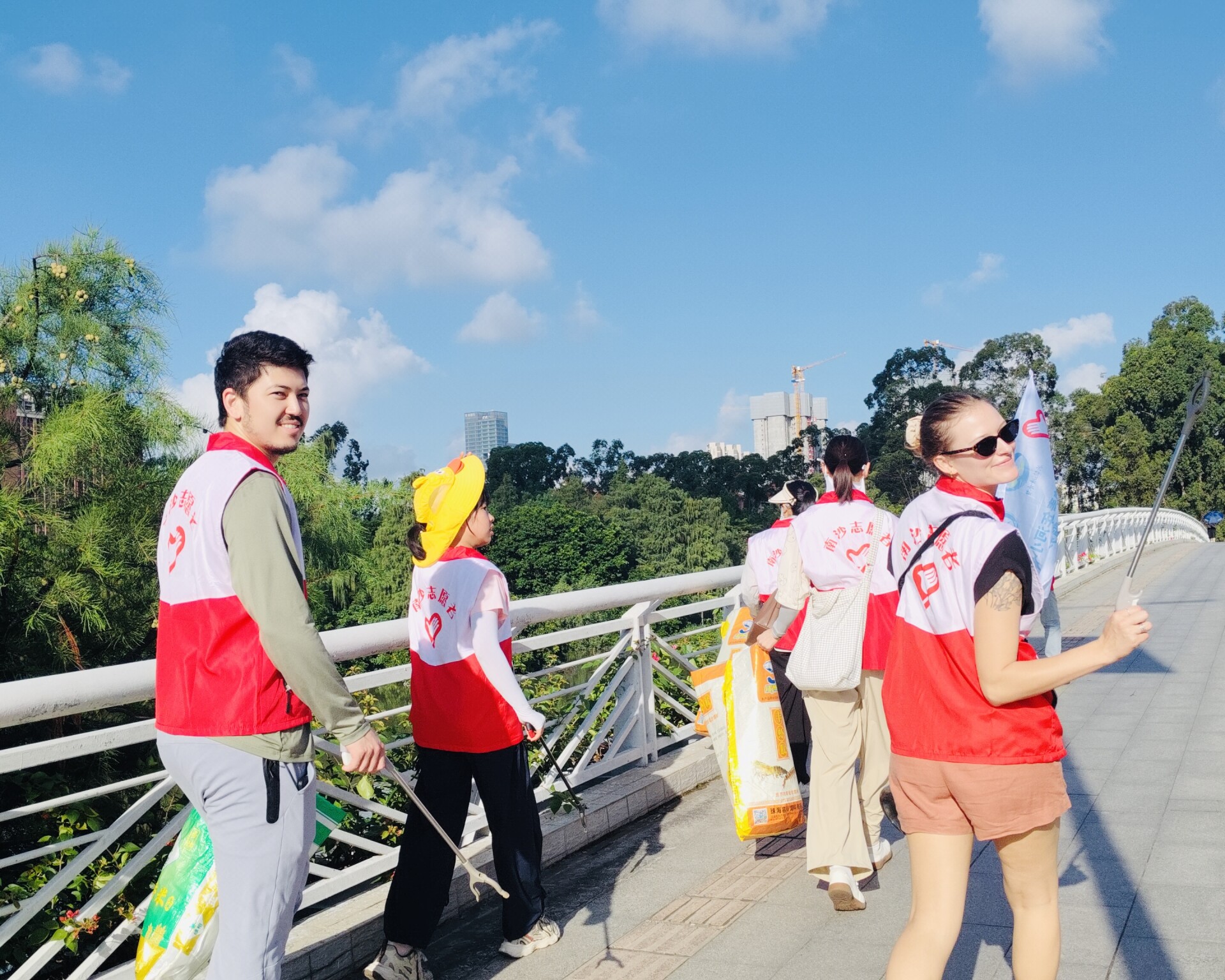 After warming up about environmental protection knowledge, volunteers set off for beach cleaning hike along the river.