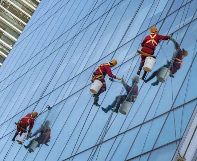 ▲2019年8月29日，北京，工人在西直门凯德mall大厦清洗外墙。（视觉中国/图）