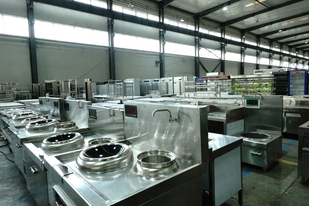 安大为的仓库,近2万平方米,分门别类地摆放着微波炉、冰柜、碗柜、煮面机等。(南方周末记者 梁婷/图)