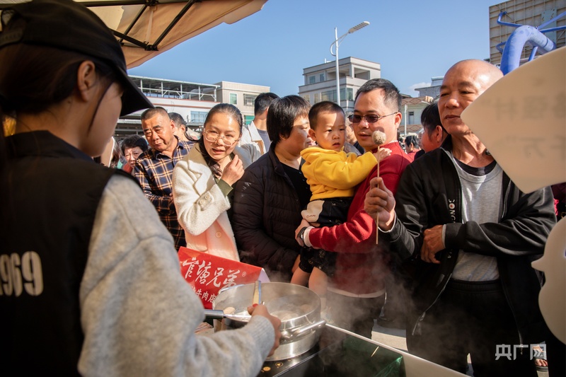 “‘媒体+’潮味元旦·官塘牛肉火锅宣传周”活动现场（央广网发 主办方供图）