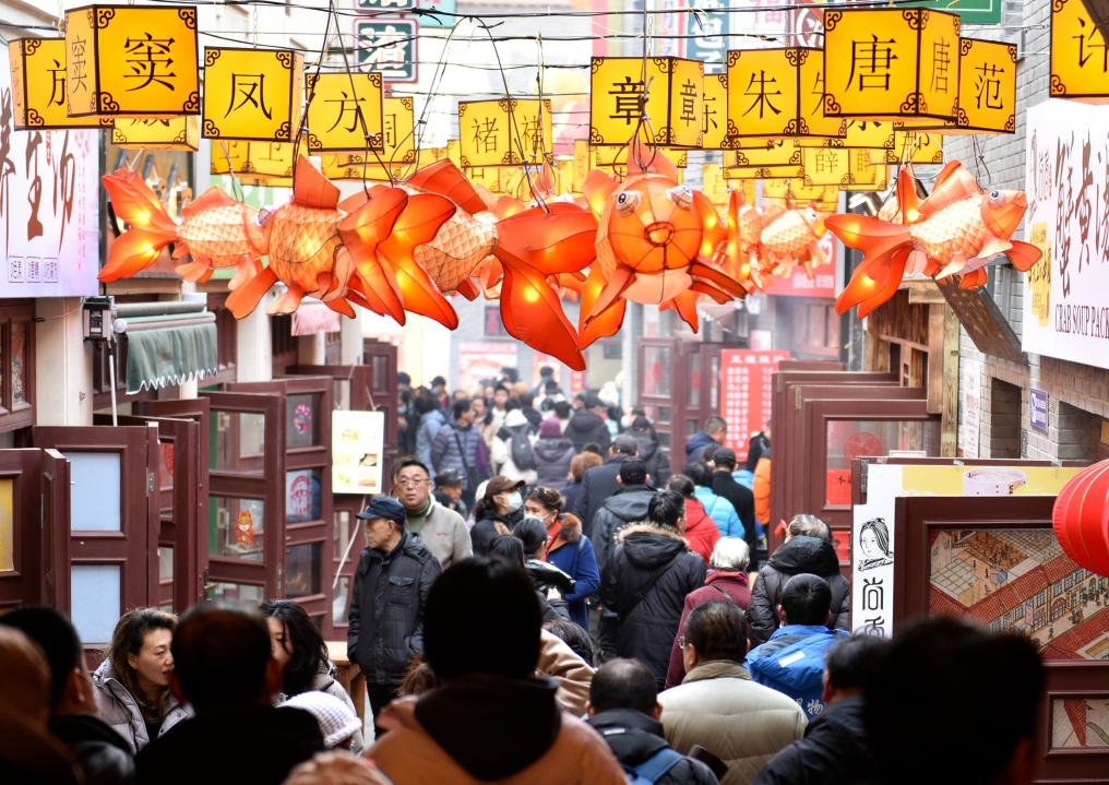 2月14日，交易游客在山东省青岛市市南区劈柴院内游览。中国支付增长新华社发（杜春来 摄）