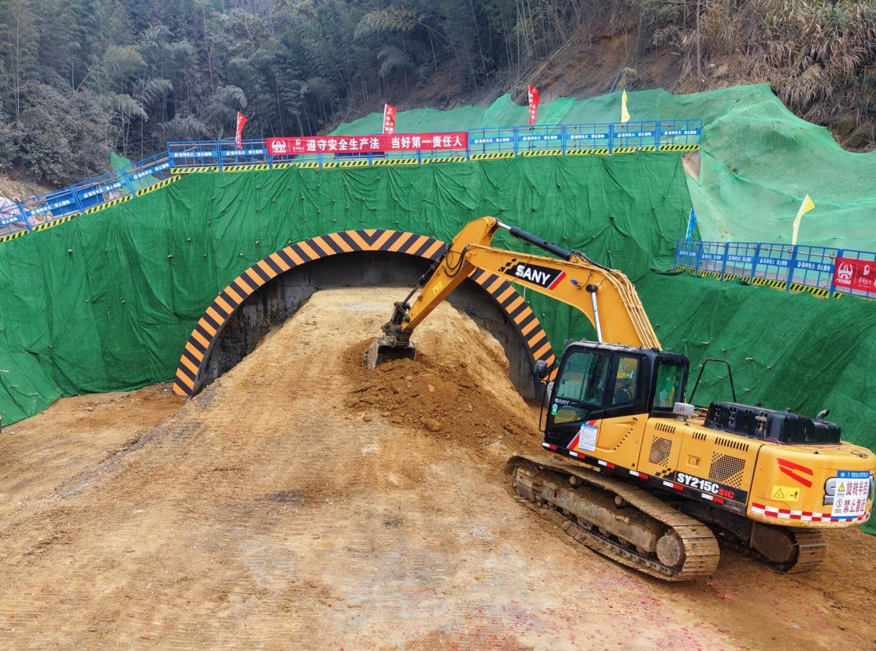 新建大宝山隧道正在施工（摄影：裴茂生）