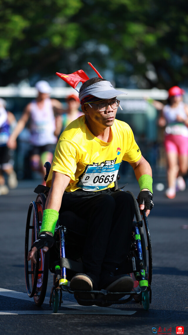 025年12月21日，广州马拉松的赛道上，一位轮椅选手正奋力前行，他专注的神情里满是坚韧与热爱，展现了“不设限”的马拉松精神，也成为这场城市赛事里最动人的画面之一。