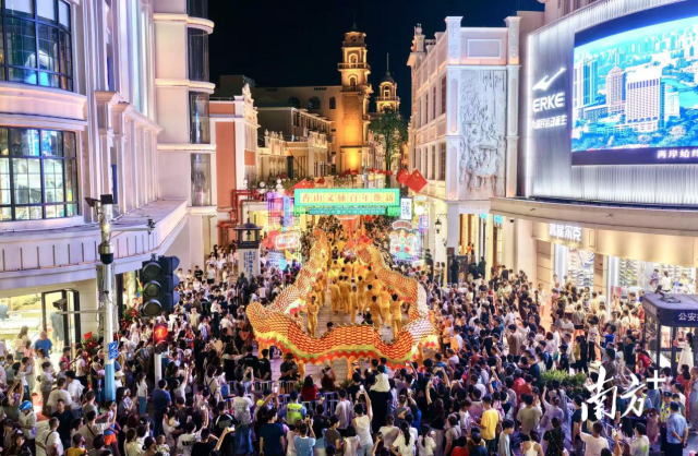 中山市孙文西路步行街于2025年9月焕新开放。跟上海的南京路一样,这条百年老街上有“四大百货”旧址。 中山市孙文西路步行街于2025年9月焕新开放。跟上海的南京路一样,这条百年老街上有“四大百货”旧址。