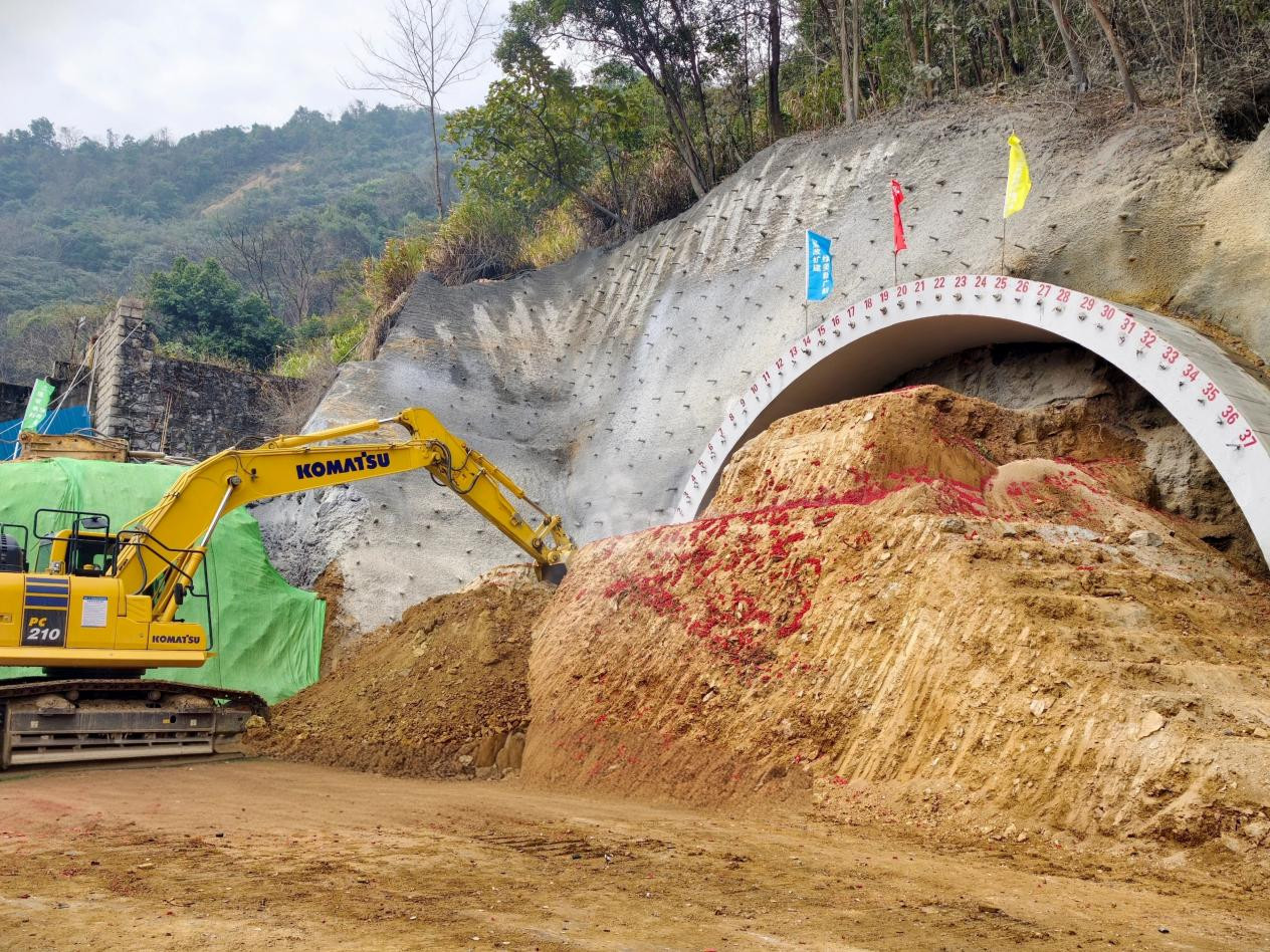 新建靠椅山隧道正在施工（摄影：陈卫）