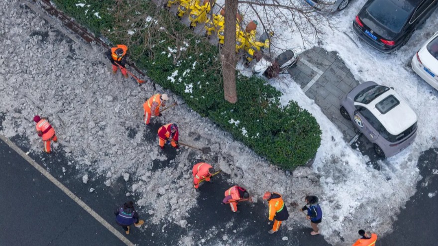 数地环卫工佩戴定位工牌：是安全保障还是“电子镣铐”？
