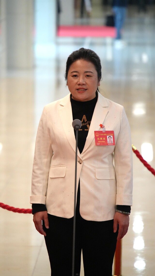 省人大代表,韶关南雄市邓坊镇马战村党支部书记、村委会主任、经联社负责人钟云红在代表通道发言。张瑞霖/摄