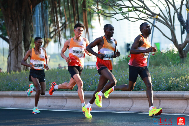 2025年12月21日，2025广州马拉松赛鸣枪开跑。中国选手扎西次仁在珠江沿岸的榕树荫道上，与埃塞俄比亚精英跑者组成“第一领跑集团”并肩疾驰。最终他以2小时14分06秒的成绩，获得本届广马全程男子国内组冠军、国际组季军。