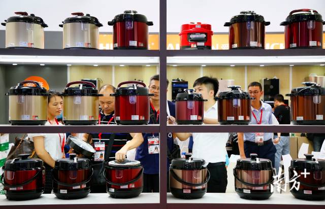 中山黄圃小家电交易会现场。中山坚持制造业当家,实体经济发达、民营经济活跃,拥有38个国家级产业基地和18个省级专业镇。本次活动线下中山优品活动区将成为核心亮点。 中山黄圃小家电交易会现场。中山坚持制造业当家,实体经济发达、民营经济活跃,拥有38个国家级产业基地和18个省级专业镇。本次活动线下中山优品活动区将成为核心亮点。