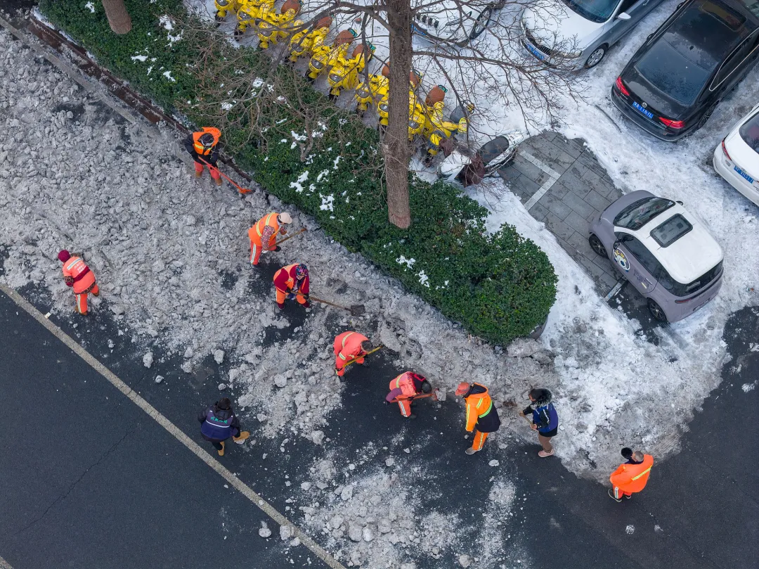 2026年初的寒潮中,环卫工人在清理积雪。视觉中国图