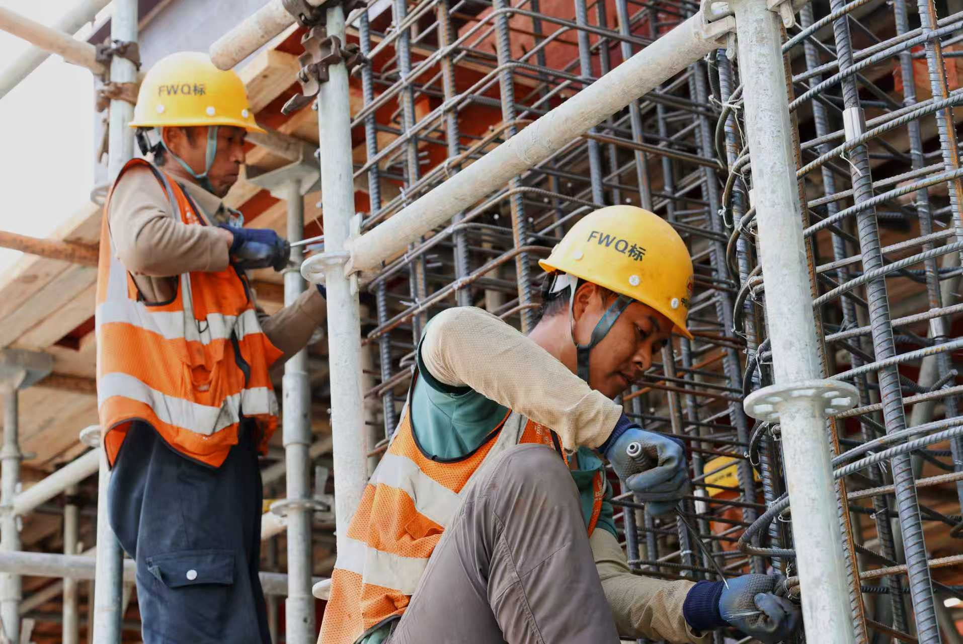 房建工人绑扎钢筋